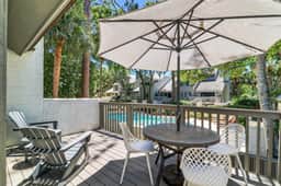 Newly renovated 3 Bedroom property with poolside views - Image 4