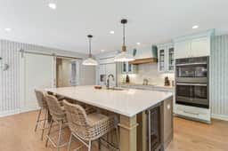 Newly renovated 3 Bedroom property with poolside views - Image 3