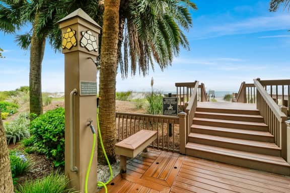 Newly renovated 3 Bedroom property with poolside views - Image 5