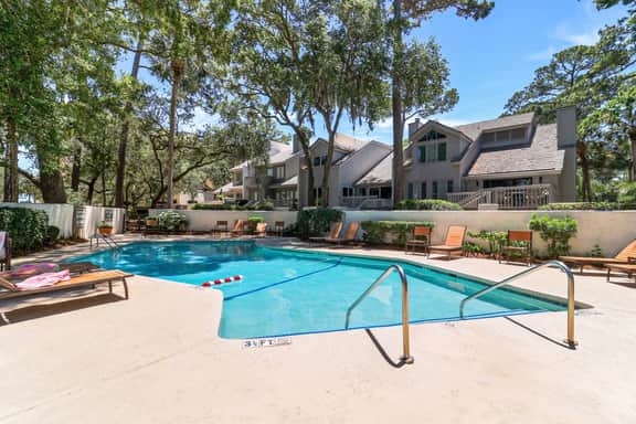 Newly renovated 3 Bedroom property with poolside views - Image 2
