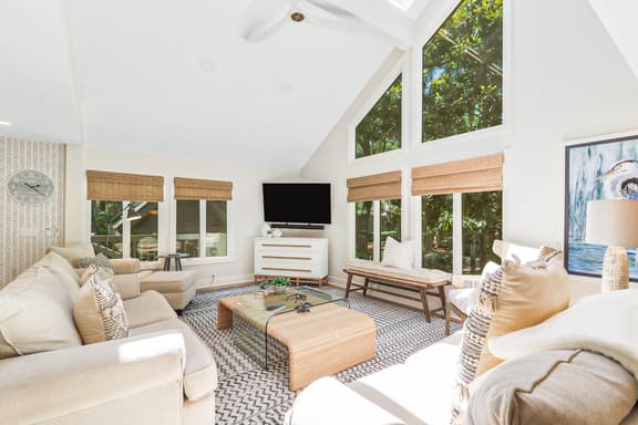 Newly renovated 3 Bedroom property with poolside views - Image 1